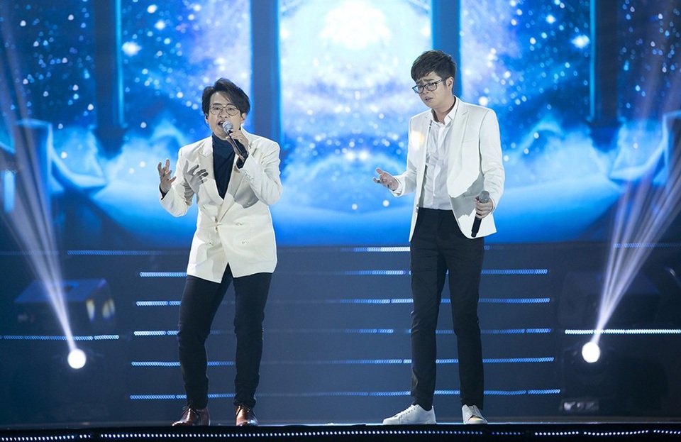 Ấn tượng khác trong đêm diễn là sự kết hợp song ca lần đầu tiên của Hà Anh Tuấn và Bùi Anh Tuấn, cả hai cháy hết mình với liên khúc “Chuyện của mùa đông – Hoang Mang”. Phần trình diễn thăng hoa của hai nam ca sĩ nhận được nhiều tràng pháo tay của khán giả. Có thể nói, “Song Tuấn” đã khiến khán giả “nghẹt thở” trong những giai điệu, ca từ trầm ấm cùng những quãng phiêu đầy nội lực. Đây được đánh giá là màn song ca đầy mê hoặc của chương trình, thỏa lòng khán giả sau bao ngày mong đợi.
