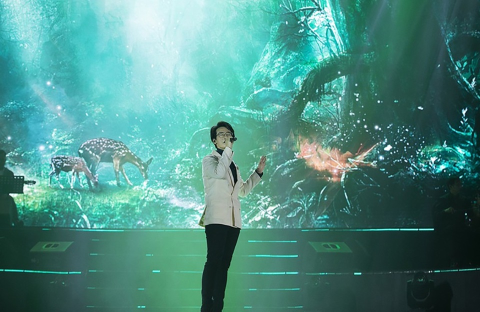 Nối tiếp phần trình diễn này, Hà Anh Tuấn khiến khán giả xao lòng bởi những giai điệu tha thiết tình cảm “Em À”. Tiết mục có thêm phần minh họa của cặp đôi vũ công nam nữ thể hiện được chất tự sự đầy sâu lắng. Bên cạnh đó, bản hit “Người con gái ta thương”, liên khúc: “Chỉ còn những mùa nhớ - Nuối tiếc” cũng giúp Hà Anh Tuấn chinh phục được khán giả hoàn toàn.