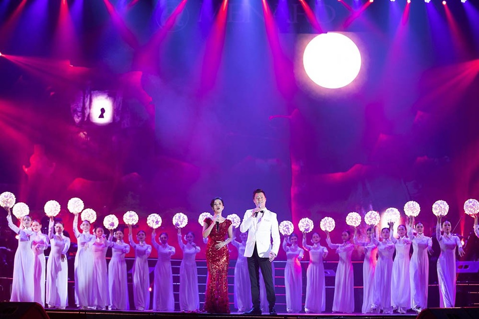 Trước đó, ca sĩ Quang Dũng đã có sự kết hợp cùng Hồng Nhung trong ca khúc “Đêm nằm mơ phố”. Ca khúc chính là không gian nhẹ nhàng, trầm lắng và đầy da diết tự sự. Tiết mục được đầu tư vô cùng hoành tráng với những vũ công cùng nhau thắp lên những ánh đèn, tạo ra không gian lung linh giữ khung nền khu phố cổ kính. Tất cả cùng hòa nhịp mang đầy tượng tạo ra một tiết mục đầy cảm hứng và lắng đọng.