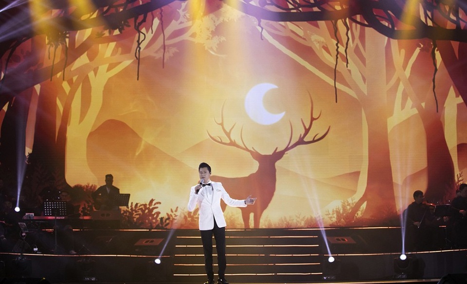 Xuất hiện trong chương trình đặc biệt với chủ đề Em mơ này, nam ca sĩ Quang Dũng chia sẻ: “Mơ về một tổ ấm hạnh phúc, mơ về vẻ đẹp thời thiếu nữ. Những giấc mơ thật đẹp. Và đêm nay, Quang Dũng sẽ kể cho quý vị về những dòng suối của cảm xúc và chân tình của người đàn ông dành cho người phụ nữ trong mơ của mình”.