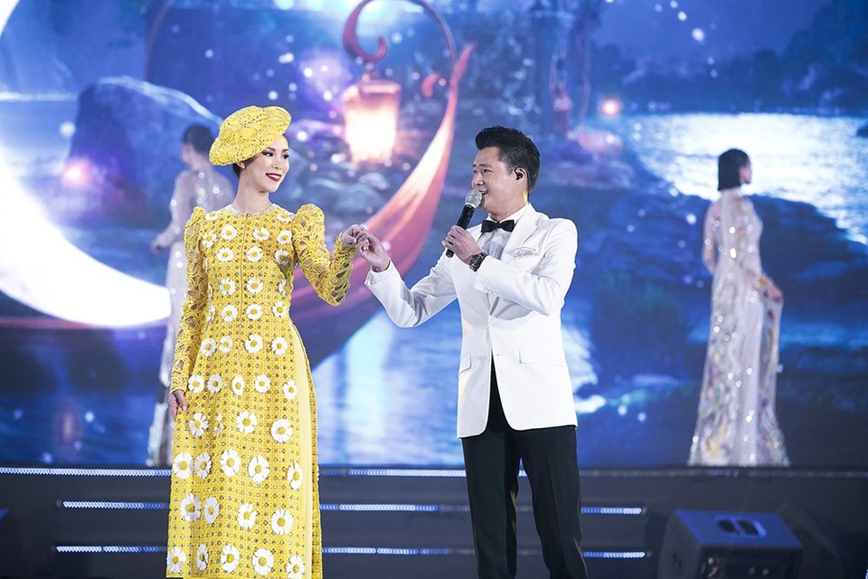 Sự xuất hiện đặc biệt của Hoa hậu Hoàn Vũ Riyo Mori – với nhan sắc rạng ngời và thần thái trình diễn đầy cuốn hút. Nam ca sĩ Quang Dũng tình tứ nắm tay Hoa hậu Hoàn Vũ Riyo Mori trong phần trình diễn này.