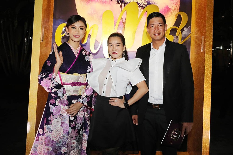 Hồng Nhung rạng rỡ xuất hiện cùng hai con trên thảm đỏ - 4 Vợ chồng Bình Minh - Anh Thơ chụp ảnh trên thảm đỏ cùng nhan sắc Nhật Bản. Sau nhiều sóng gió trong hôn nhân, hai vợ chồng vẫn cùng nhau vượt qua và giữ được gia đình hạnh phúc của mình.