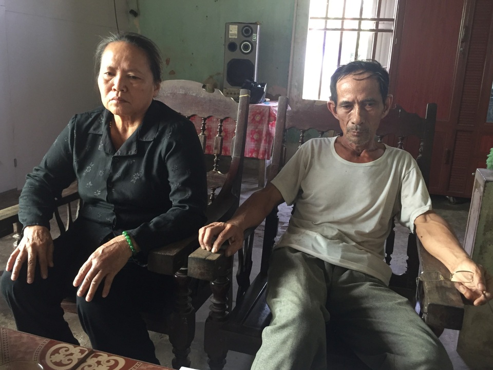Ánh mắt cầu cứu của người cha có 2 đứa con thập tử nhất sinh - 3 Ánh mắt thẫn thờ của vợ chồng ông Bình khi các con lần lượt ngã bệnh