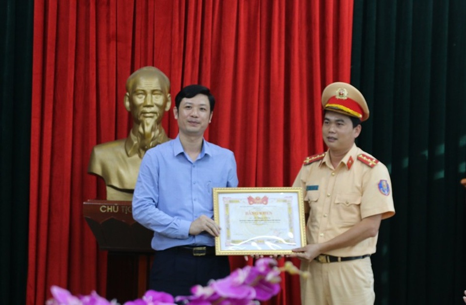 Khen thưởng Đại úy cởi áo cầm máu cho người bị nạn - 1 Bí thư Tỉnh đoàn Thanh Hóa tặng bằng khen cho Đại úy Lê Đăng Giang.