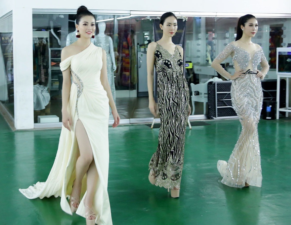 Thâm nhập “lò luyện chân dài” trong… nhà kho của “cường quốc Hoa hậu” - 2 Việc được đào tạo, huấn luyện tại “lò” đào tạo là một trong những cam kết của dự án Ngôi sao danh vọng tìm kiếm đại diện Việt Nam dự 10 cuộc thi nhan sắc thế giới và nhiều sự kiện thời trang, nghệ thuật lớn, trong đó có Liên hoan phim Cannes tại Pháp, Tuần lễ thời trang Paris, Tuần lễ thời trang New York... nhằm giúp các ứng viên được tiếp cận với những kỹ năng trình diễn theo chuẩn quốc tế.