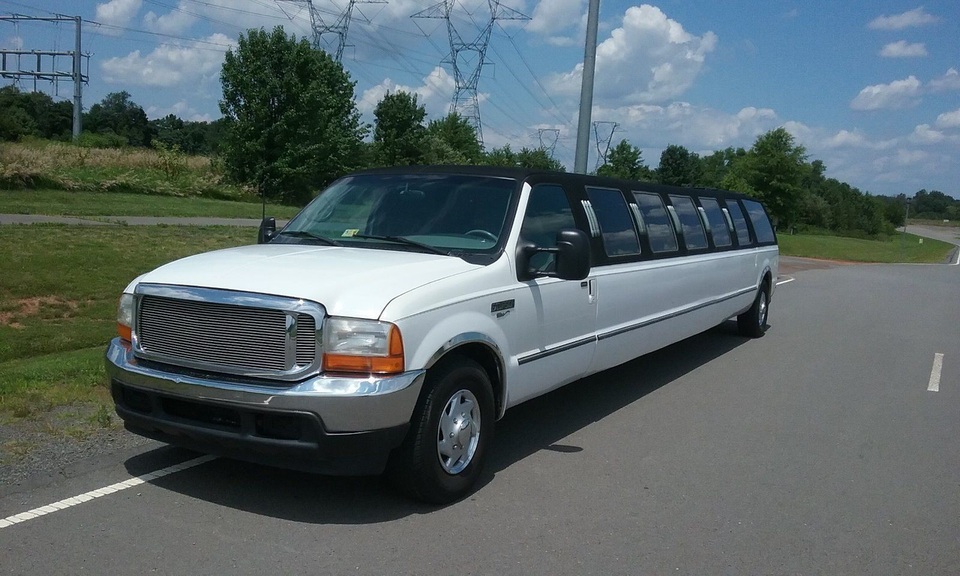 Xe limousine có an toàn? - 3
Một chiếc limousine Ford Excursion 2001 tương tự chiếc xe gây tai nạn