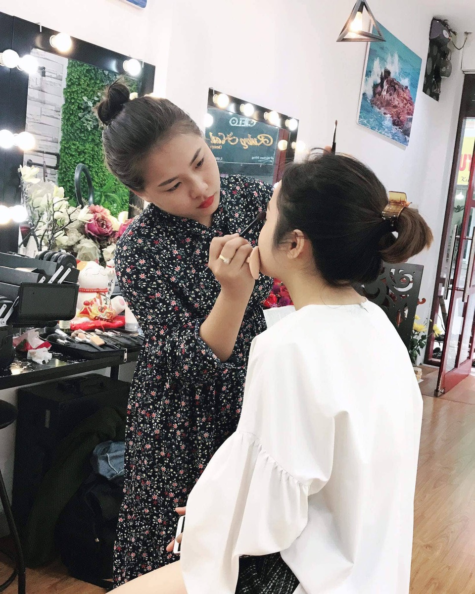 Chạy "sô" mùa cưới, thợ trang điểm "đút túi" chục triệu đồng mỗi ngày - 5 Trang điểm cho khách cũng đòi hỏi phải có thẩm mỹ