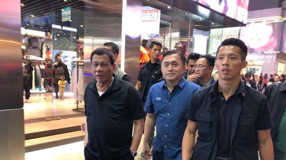 Du hí Hồng Kông không đúng lúc, ông Duterte hứng bão chỉ trích - 1
Ông Duterte dạo phố ở Hồng Kông cùng trợ lý Go và các vệ sĩ. Ảnh: Facebook