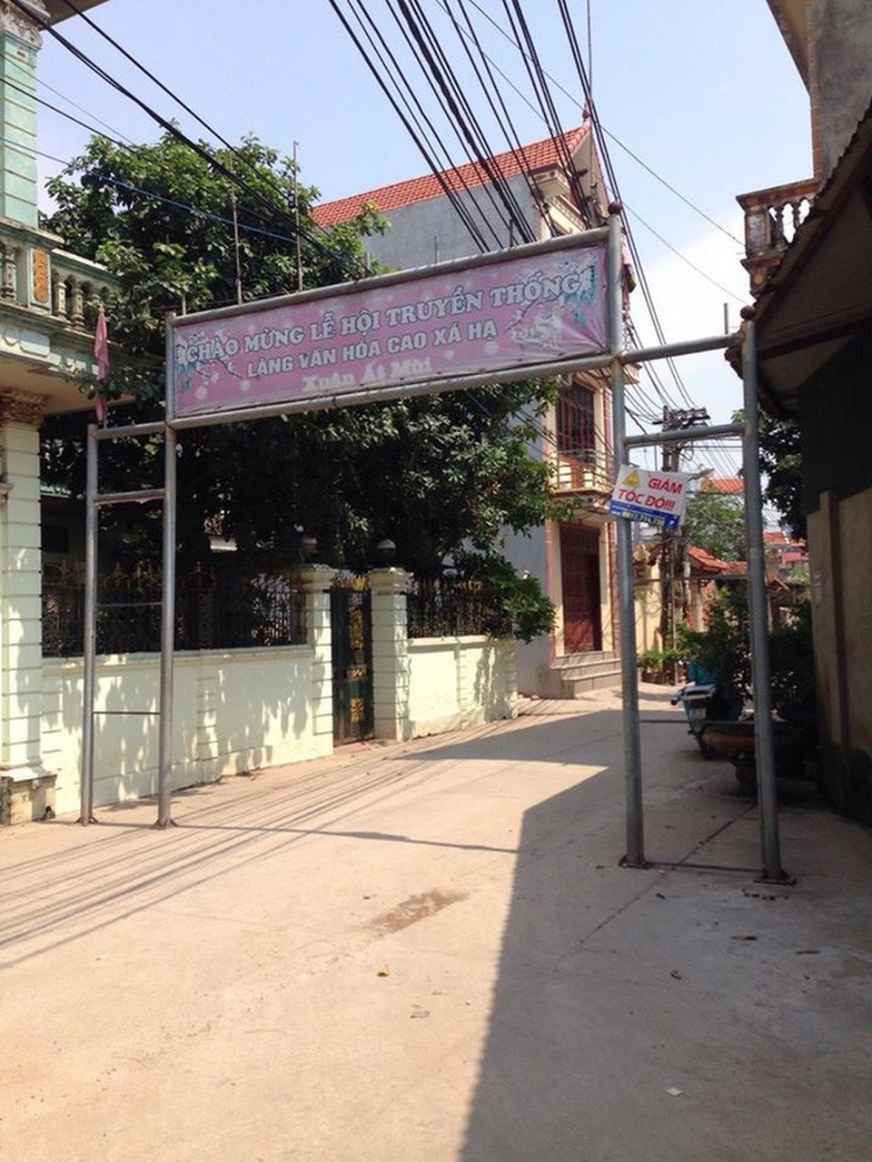Thay đổi từ làng nghề chuyên giết chó lớn nhất nhì miền Bắc - 1 Nghề giết mổ và kinh doanh thịt chó đã đem lại nhiều đổi thay về mặt kinh tế cho người dân làng Cao Hạ. Ảnh: N.Hiếu