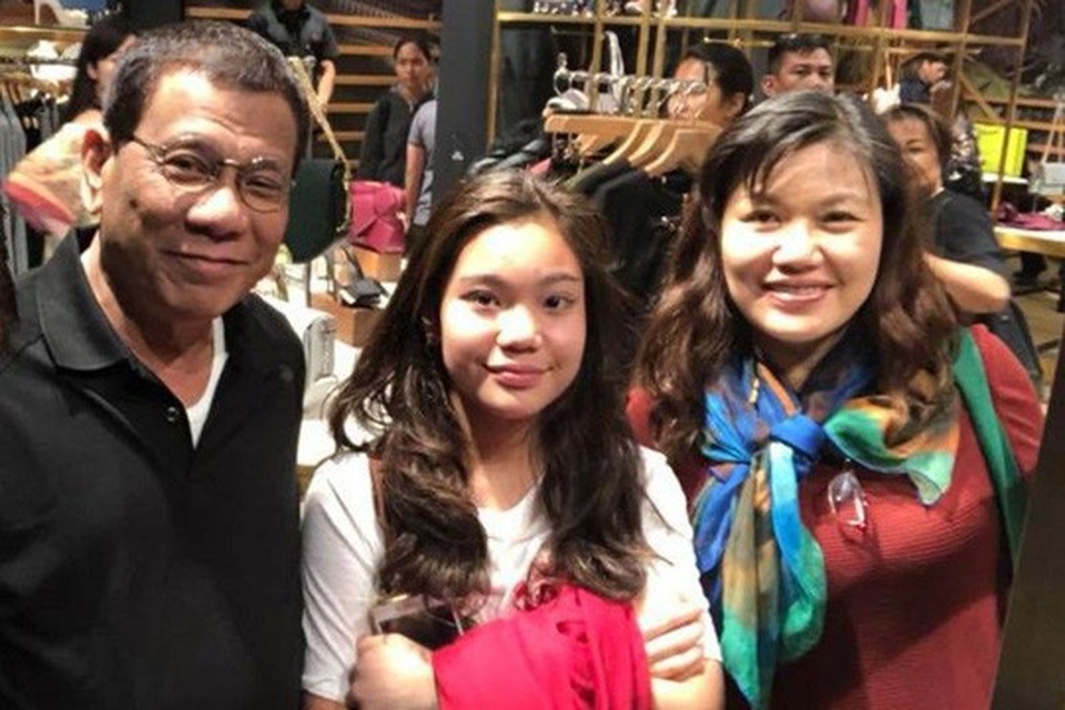 Du hí Hồng Kông không đúng lúc, ông Duterte hứng bão chỉ trích - 2
Gia đình Tổng thống Philippines Rodrigo Duterte chụp ảnh trong một cửa hàng quần áo ở Hồng Kông. Ảnh: Facebook