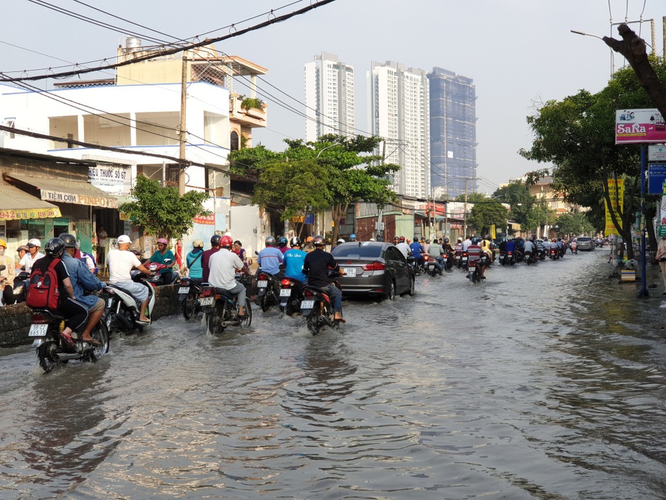 Triều cường bủa vây Sài Gòn, Cần Thơ - 11 Đến hơn 7h sáng, đường Huỳnh Tấn Phát vẫn còn ngập lênh láng