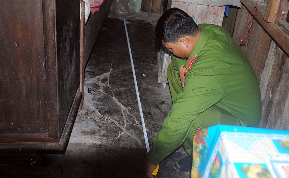 Bắt nghi can đâm cụ bà để cướp tài sản - 2
Lực lượng chức năng đang khám nghiệm hiện trường