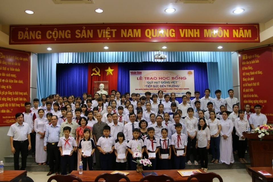 Tiền Giang: Kỷ niệm 22 năm thành lập Hội Khuyến học Việt Nam - 1
Sinh viên, học sinh nhận học bổng chụp ảnh lưu niệm với đại biểu.