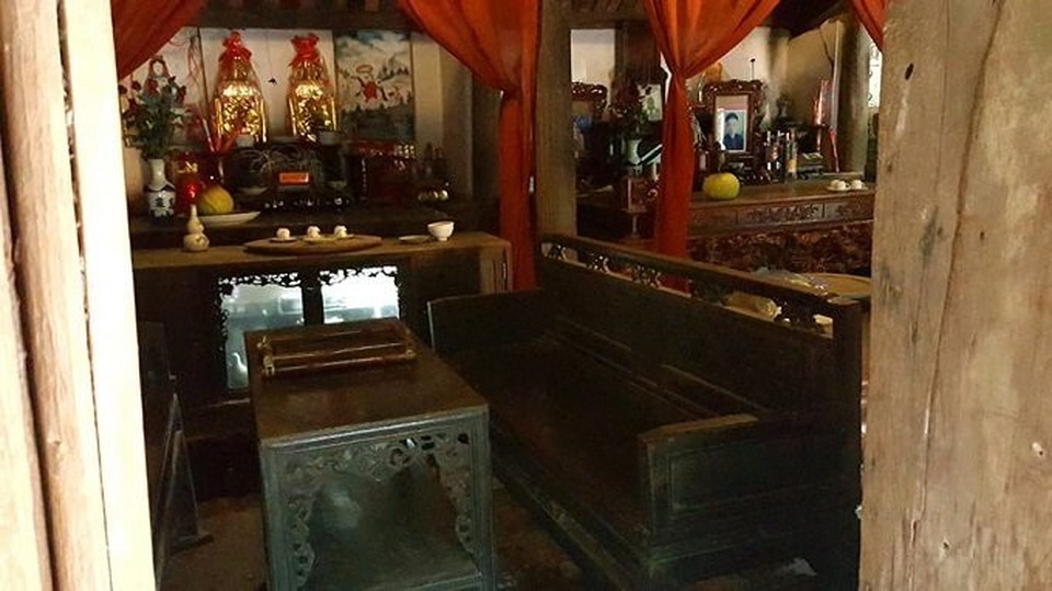 Ngôi nhà cổ gần 400 tuổi trả tiền tỷ không bán ở Hà Nội - 11
Bộ tràng kỷ, tủ chè cổ vẫn được gìn giữ như cách đây hàng trăm năm.
