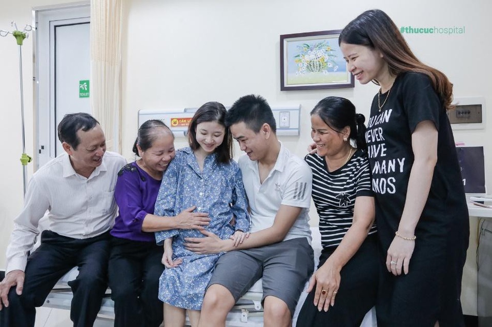 “Hộ tống” mẹ bầu đi đẻ - Đại gia đình “vui như Tết” - 3
“Không sao đâu con, cứ nghĩ như đang đi chơi ấy, nhanh lắm. Vào viện là yên tâm rồi. Ngày xưa đẻ mày, mẹ toàn cười ấy chứ” – Những lời động viên lúc này có lẽ là “liều thuốc bổ” nhất đối với Tuyết