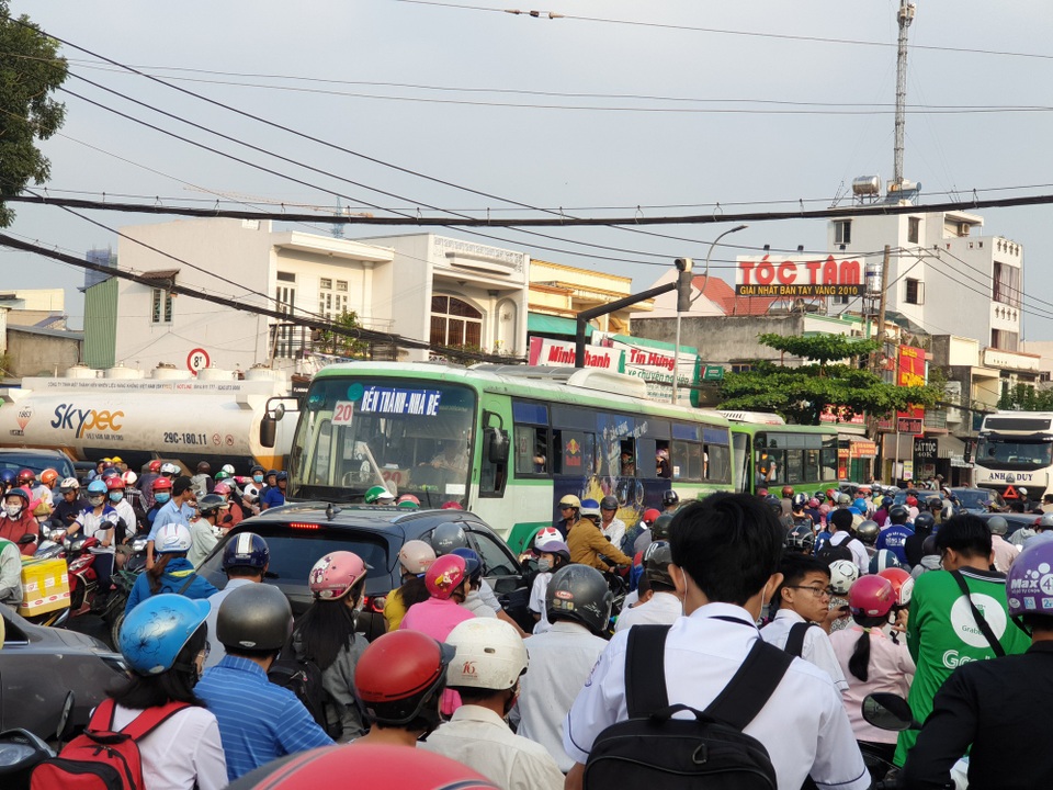 Triều cường bủa vây Sài Gòn, Cần Thơ - 13 Giao thông kẹt cứng trên đường Huỳnh Tấn Phát hướng Nhà Bè về quận 7