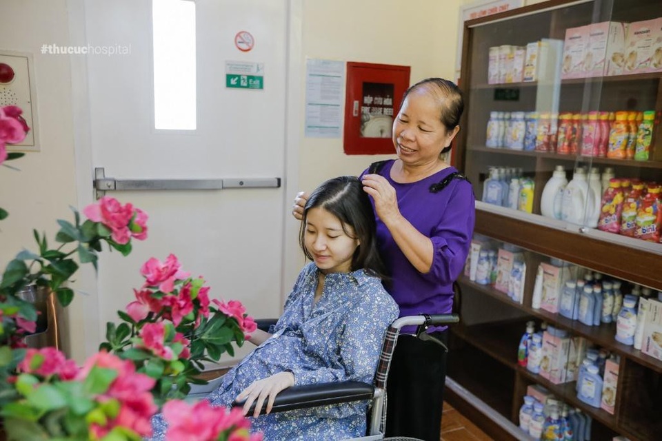 “Hộ tống” mẹ bầu đi đẻ - Đại gia đình “vui như Tết” - 4
“Không sao đâu con, cứ nghĩ như đang đi chơi ấy, nhanh lắm. Vào viện là yên tâm rồi. Ngày xưa đẻ mày, mẹ toàn cười ấy chứ” – Những lời động viên lúc này có lẽ là “liều thuốc bổ” nhất đối với Tuyết