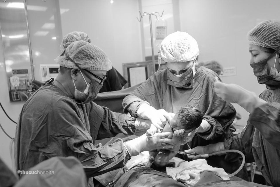 “Hộ tống” mẹ bầu đi đẻ - Đại gia đình “vui như Tết” - 6
“Không sao đâu con, cứ nghĩ như đang đi chơi ấy, nhanh lắm. Vào viện là yên tâm rồi. Ngày xưa đẻ mày, mẹ toàn cười ấy chứ” – Những lời động viên lúc này có lẽ là “liều thuốc bổ” nhất đối với Tuyết