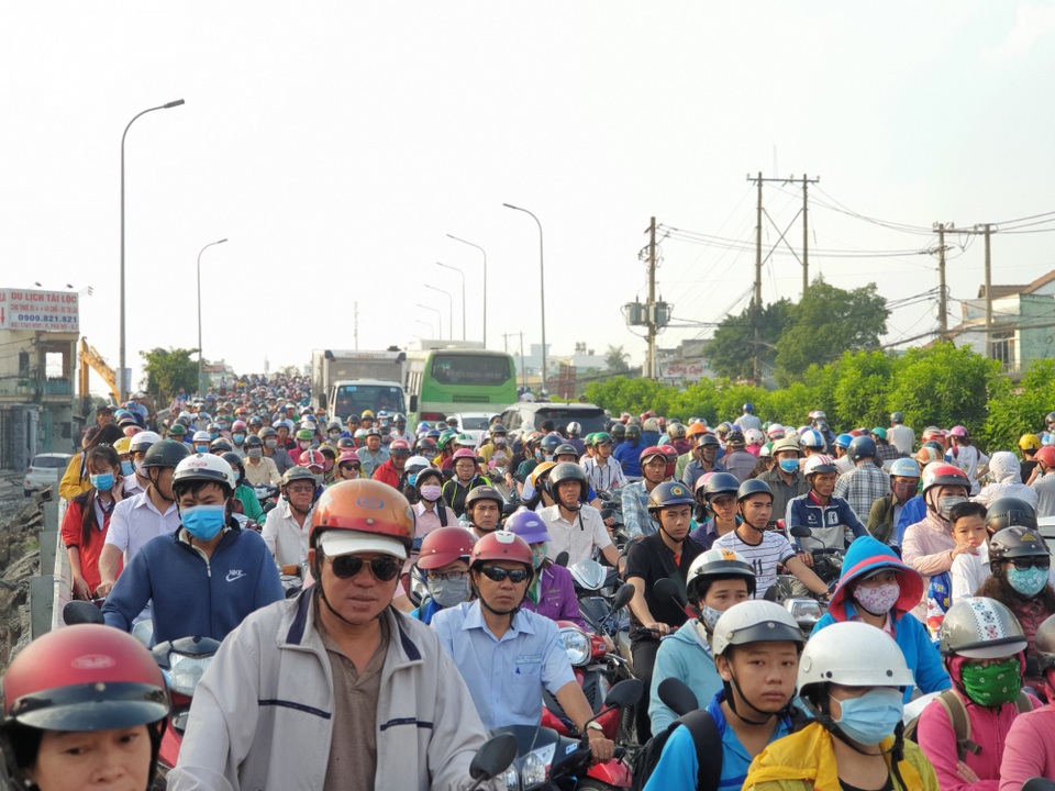Triều cường bủa vây Sài Gòn, Cần Thơ - 17 Người dân mệt mỏi với cảnh kẹt xe, ngập nước từ sáng sớm