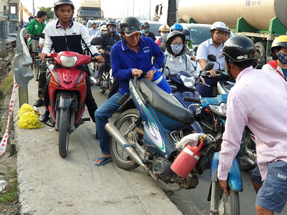 Triều cường bủa vây Sài Gòn, Cần Thơ - 18 Nhiều người cố cho xe lên thành cầu để nhanh thoát khỏi cảnh kẹt xe