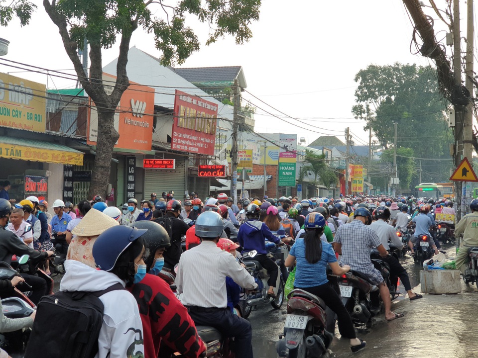 Triều cường bủa vây Sài Gòn, Cần Thơ - 19
Người dân tránh ngập trên đường Huỳnh Tấn Phát nên đổ dồn về đường Phạm Hữu Lầu khiến tuyến đường này kẹt cứng.