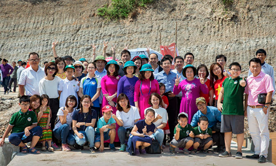 Khánh thành cầu tràn từ đóng góp của học sinh trường Ngôi Sao Hà Nội - 3
Ảnh tập thể học sinh, giáo viên và phụ huynh trường Ngôi Sao Hà Nội tham dự lễ khánh thành