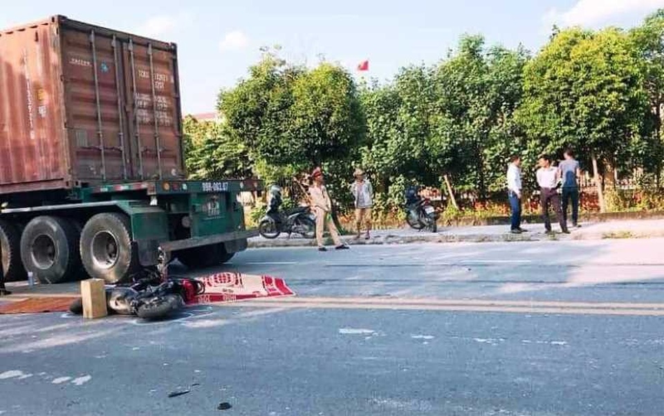 Va chạm với xe container, 2 nữ sinh thương vong - 1 Hiện trường vụ tai nạn khiến 1 nữ sinh tử vong thương tâm, 1 nữ sinh khác bị thương nặng