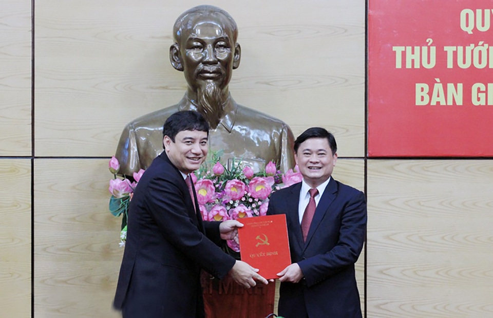 Chuẩn y ông Thái Thanh Quý làm Chủ tịch UBND tỉnh Nghệ An - 1 Thừa uỷ quyền của Bộ Chính trị và Thủ tướng Chính phủ, Bí thư Tỉnh uỷ Nguyễn Đắc Vinh trao các Quyết định cho ông Thái Thanh Quý - tân Chủ tịch UBND tỉnh Nghệ An.