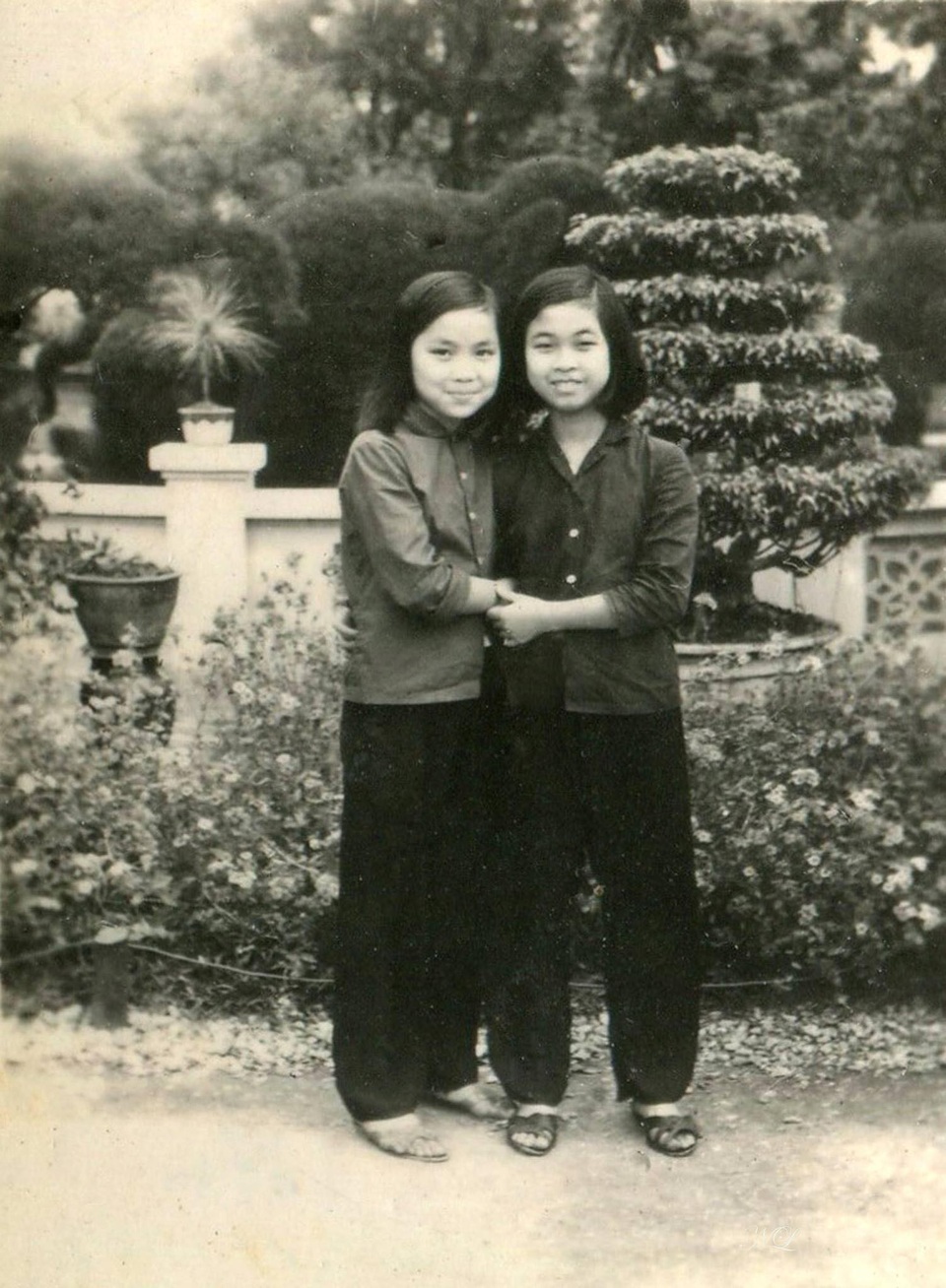 NSND Thái Bảo: “Khiếm khuyết lớn nhất trong cuộc đời tôi là quá ít con” - 1 NSND Thái Bảo (bên trái) thời bé.