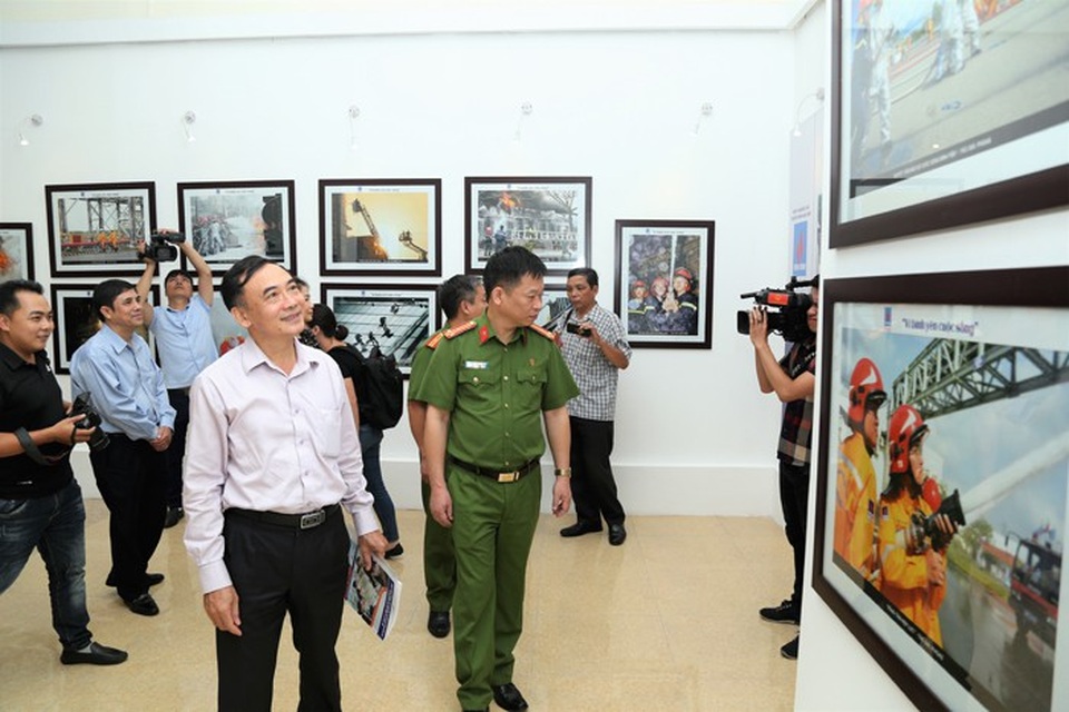 Khai mạc triển lãm ảnh về phòng cháy, chữa cháy và cứu nạn, cứu hộ - 2
Triển lãm ảnh Vì Bình Yên Cuộc Sống từ 9-10 đên 11-10-2018