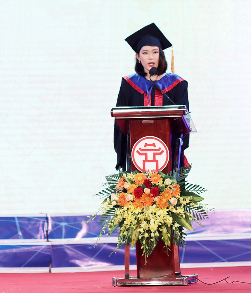 Những gương mặt thủ khoa xinh đẹp, tài giỏi được vinh danh - 3
Thủ khoa Nguyễn Mai Anh (Học viện Thanh thiếu niên Việt Nam) đại diện cho 88 thủ khoa tốt nghiệp xuất sắc các trường đại học, học viện chia sẻ niềm tự hào khi được vinh danh tại Văn Miếu – Quốc Tử Giám.