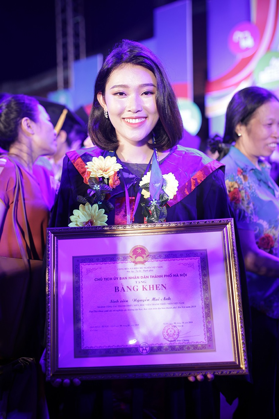 Những gương mặt thủ khoa xinh đẹp, tài giỏi được vinh danh - 5
Mai Anh rạng rỡ nhận bằng khen tại lễ tuyên dương