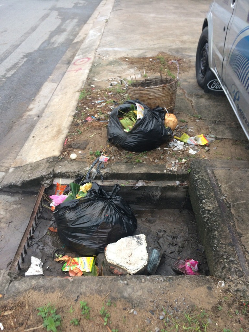 Một hố ga trở thành hố rác...