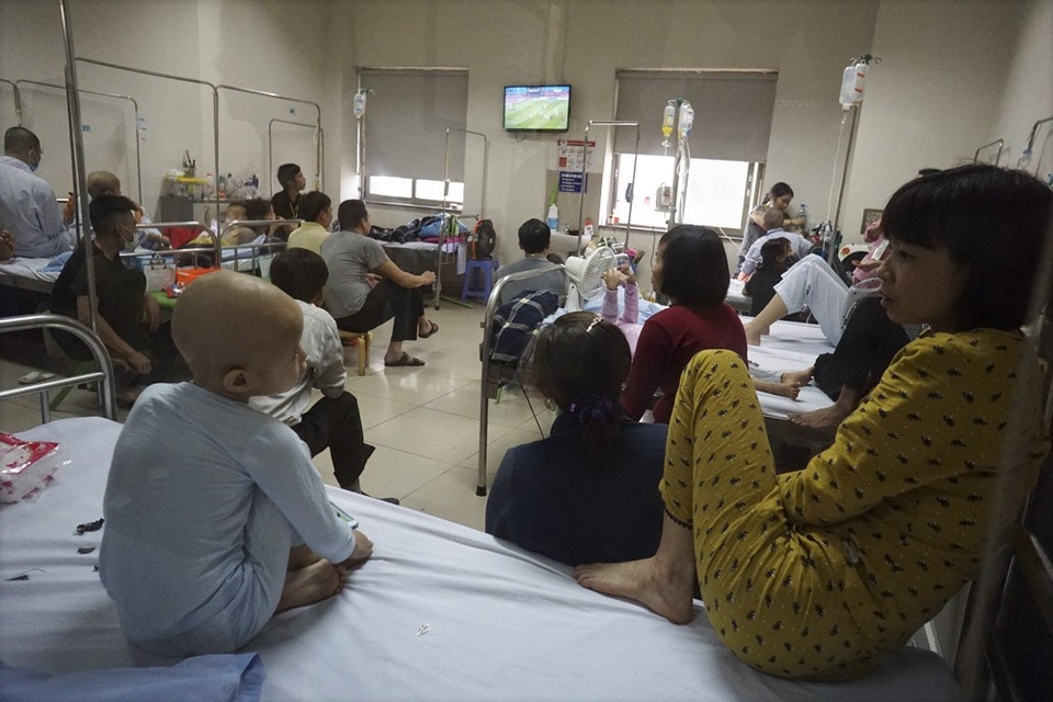 Quên đau đớn, bệnh nhân cùng bác sĩ hết mình cổ vũ U23 Việt Nam - 13 Trong một phòng bệnh dành cho bệnh nhi, người nhà bệnh nhân xem trận bóng trong sự kiềm chế.