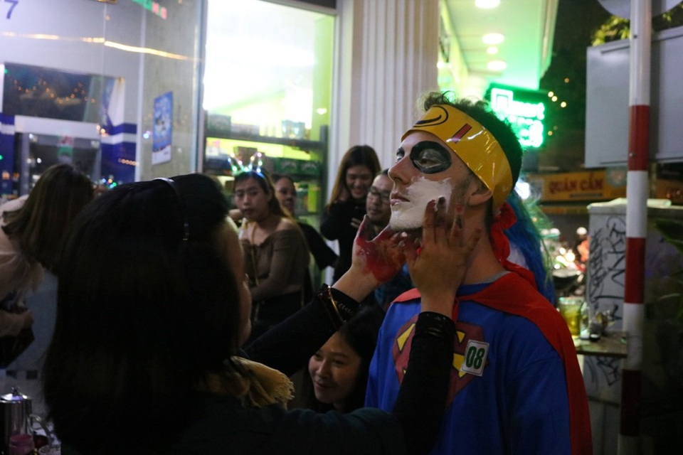 Phố tây Huế kì thú với những “bóng ma” trong đêm Halloween - 4 Du khách Tây sẽ được hóa trang theo yêu cầu