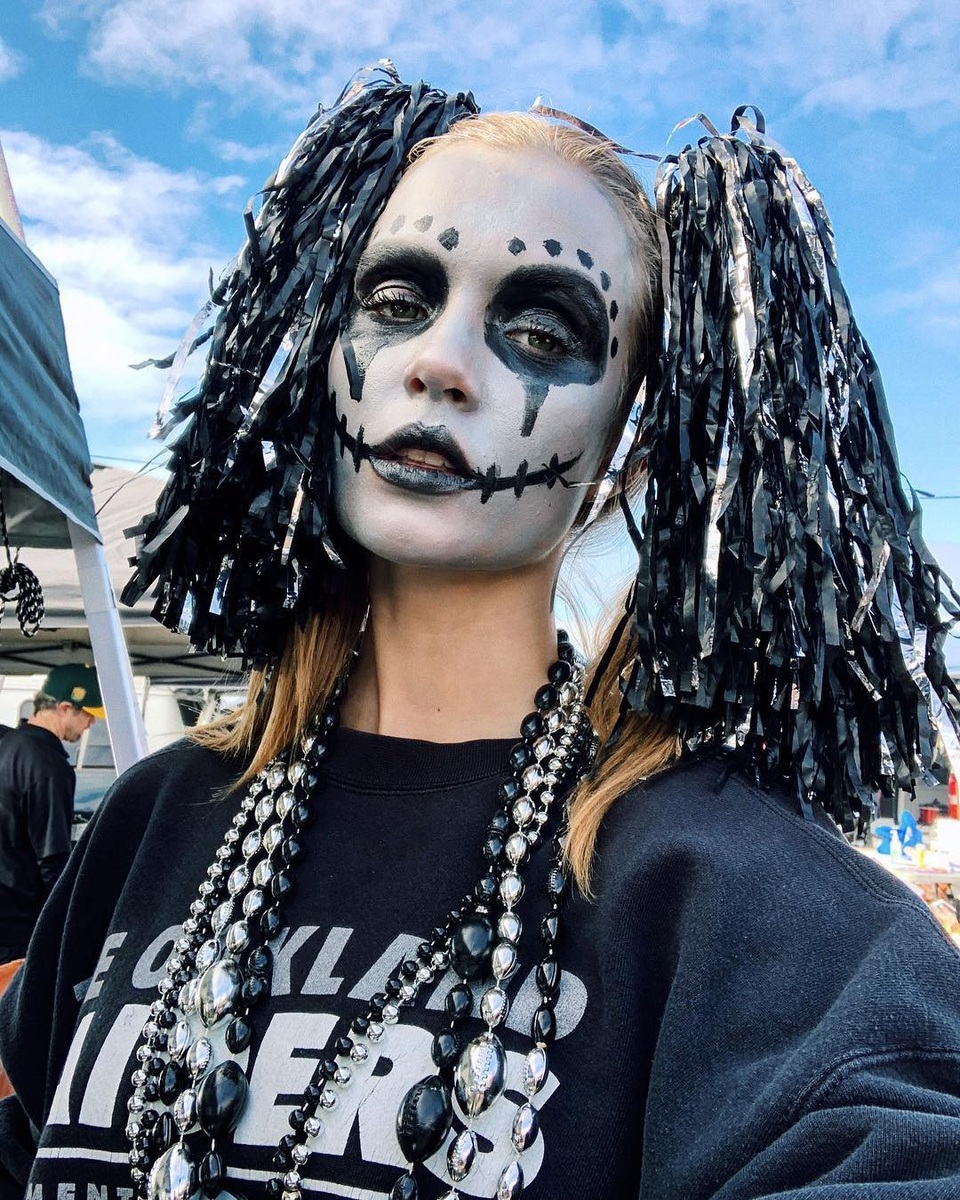 Rihanna khoe vòng một trong tiệc hóa trang - 8
Siêu mẫu Josephine Skriver