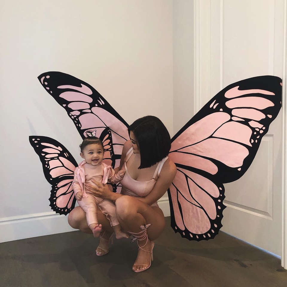 Rihanna khoe vòng một trong tiệc hóa trang - 11
Kylie Jenner và con gái 8 tháng tuổi
