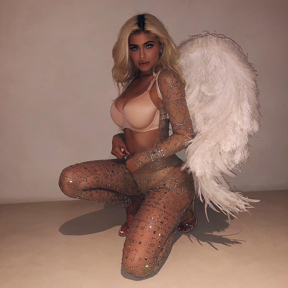 Rihanna khoe vòng một trong tiệc hóa trang - 12
Kylie Jenner hóa thiên thần nội y