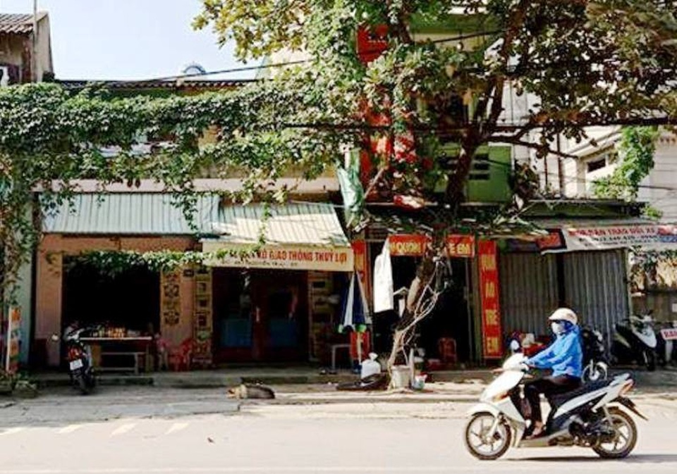 Côn đồ xông vào nhà truy sát hai anh em - 1 Căn nhà thứ 2 từ trái qua- nơi xảy ra vụ việc.
