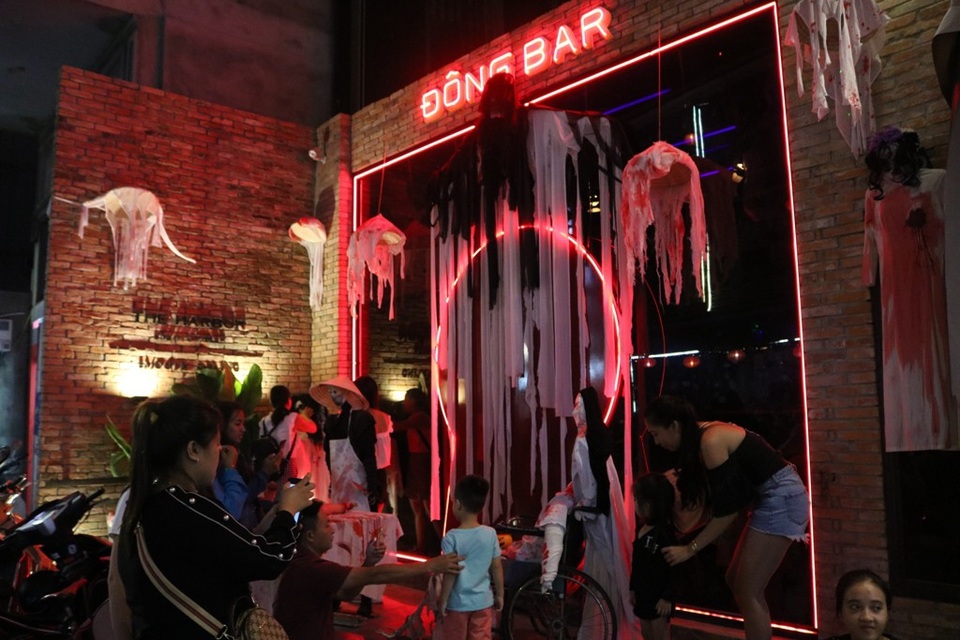 Phố tây Huế kì thú với những “bóng ma” trong đêm Halloween - 6 Các quán bar trên phố Tây thu hút khách