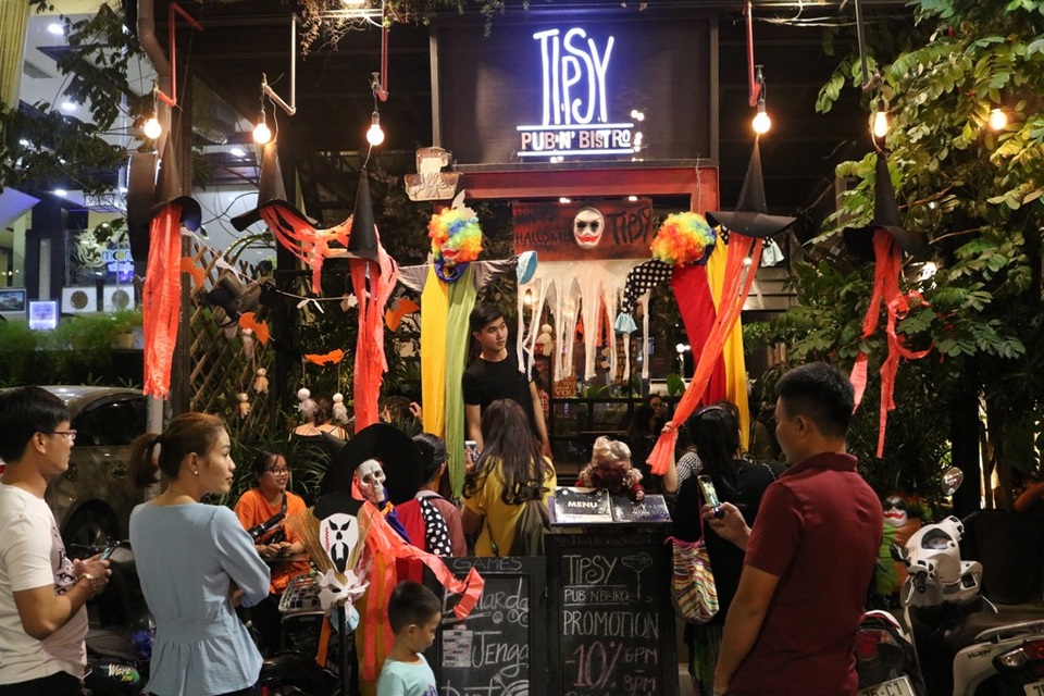 Phố tây Huế kì thú với những “bóng ma” trong đêm Halloween - 7 Nhiều chủ đề về Halloween trên tuyến phố Tây