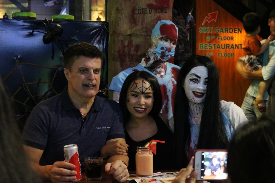 Phố tây Huế kì thú với những “bóng ma” trong đêm Halloween - 9 Du khách hóa trang với những hình vẽ quái dị