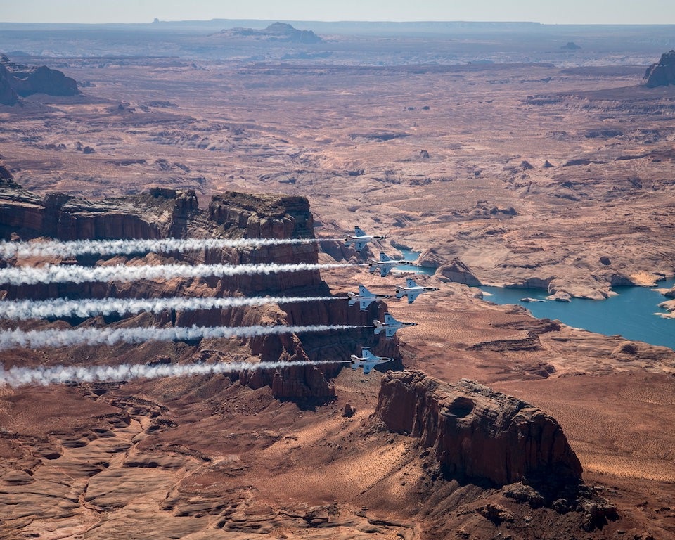 Khi mới đi vào hoạt động, đội bay Thunderbirds sử dụng máy bay F-84, sau đó chuyển sang F-100 Super Sabres và một số máy bay khác trước khi dùng F-16 vào năm 1992. Cụ thể hơn, những chiếc F-84F Thunderjets trong đội bay Thunderbirds từng được sử dụng như máy bay ném bom tấn công trong chiến tranh Triều Tiên (1950-1953). Trong khi đó, máy bay F-100 là máy bay chiến đấu siêu âm đầu tiên trên thế giới.