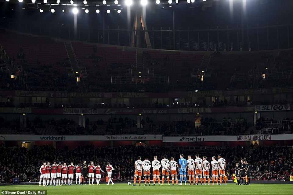 Nhìn lại trận bất bại thứ 13 liên tiếp của Arsenal - 1
Cầu thủ Arsenal và Blackpool dành một phút mặc niệm cho các nhận nhân xấu số ở vụ rơi trực thăng ở ngoài sân King Power vào cuối tuần qua, vụ rơi máy bay khiến Chủ tịch của Leicester thiệt mạng