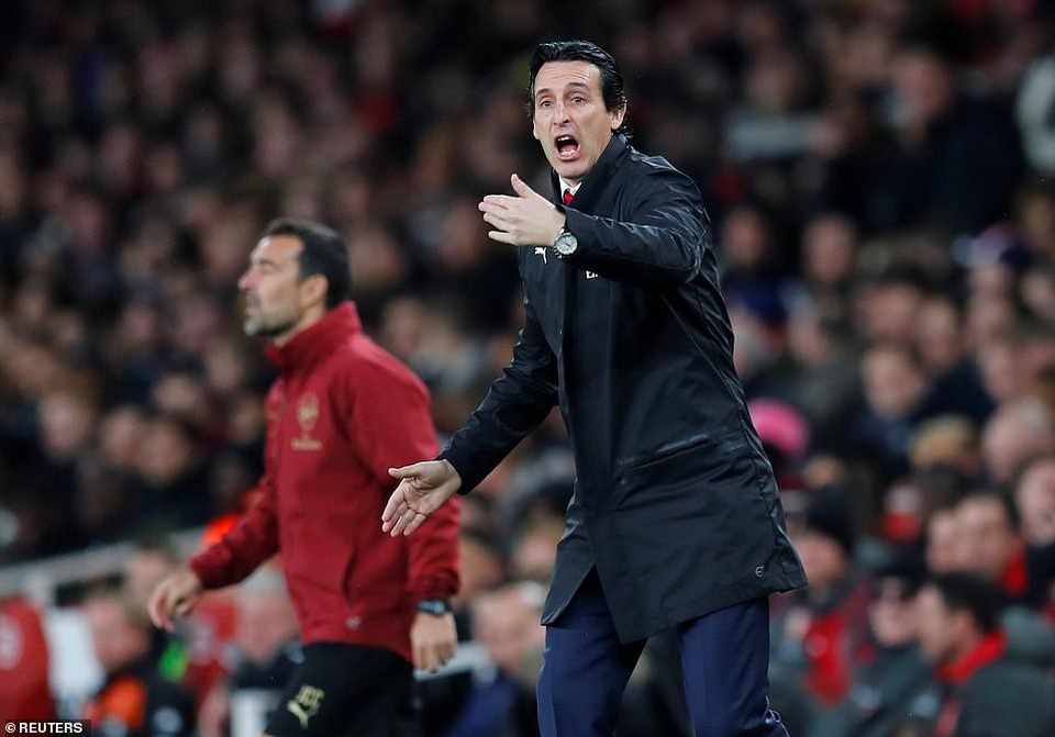 Nhìn lại trận bất bại thứ 13 liên tiếp của Arsenal - 3
Huấn luyện viên Emery chỉ đạo học trò thi đấu, dù chỉ là trận đấu thuộc vòng 4 League Cup nhưng Emery cho thấy ông không xem nhẹ đấu trường này bằng việc rất nhiệt huyết chỉ đạo học trò thi đấu