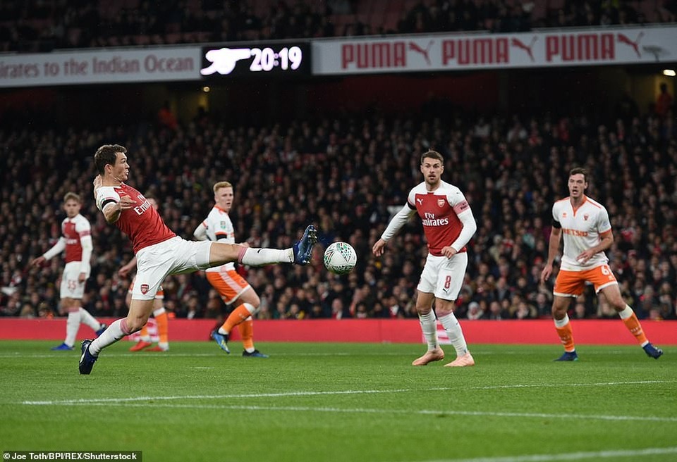 Nhìn lại trận bất bại thứ 13 liên tiếp của Arsenal - 7
Stephan Lichtsteiner băng xuống đệm bóng một chạm từ quả treo bóng của Guendouzi