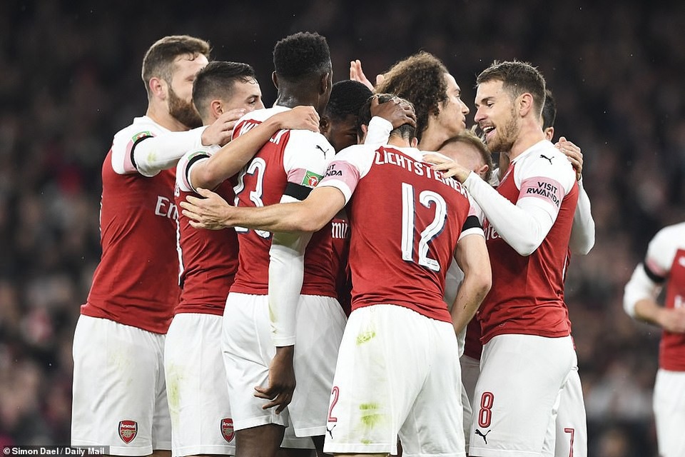 Nhìn lại trận bất bại thứ 13 liên tiếp của Arsenal - 9
Niềm vui của các cầu thủ Arsenal sau khi khai thông bế tắc
