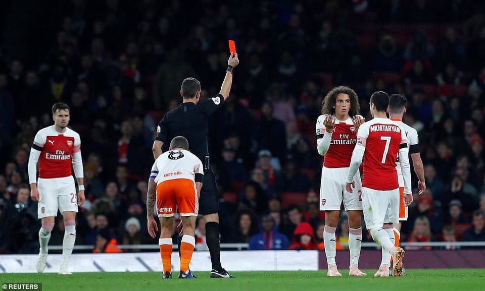 Nhìn lại trận bất bại thứ 13 liên tiếp của Arsenal - 12
Guendouzi khiến Arsenal lâm vào thế thiếu người khi anh nhận thẻ vàng thứ hai đồng nghĩa với việc bị đuổi ở phút 57