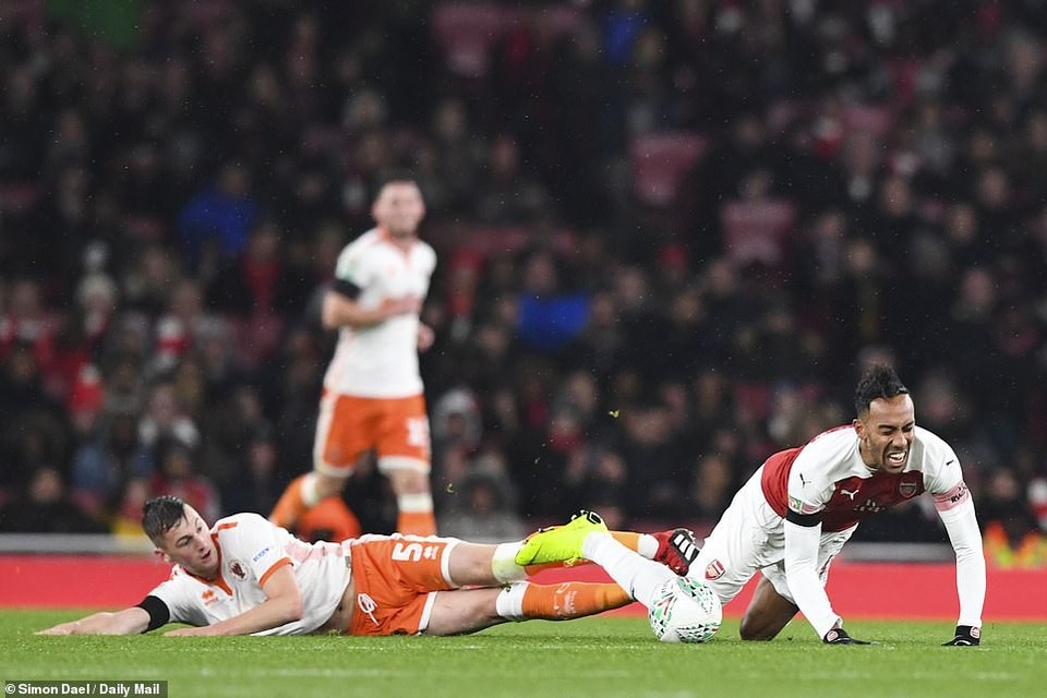Nhìn lại trận bất bại thứ 13 liên tiếp của Arsenal - 16
Tới phút 84, pha vào bóng quyết liệt quá mức cần thiết của OConnor với Aubameyang khiến tiền đạo người Gabon nằm sân