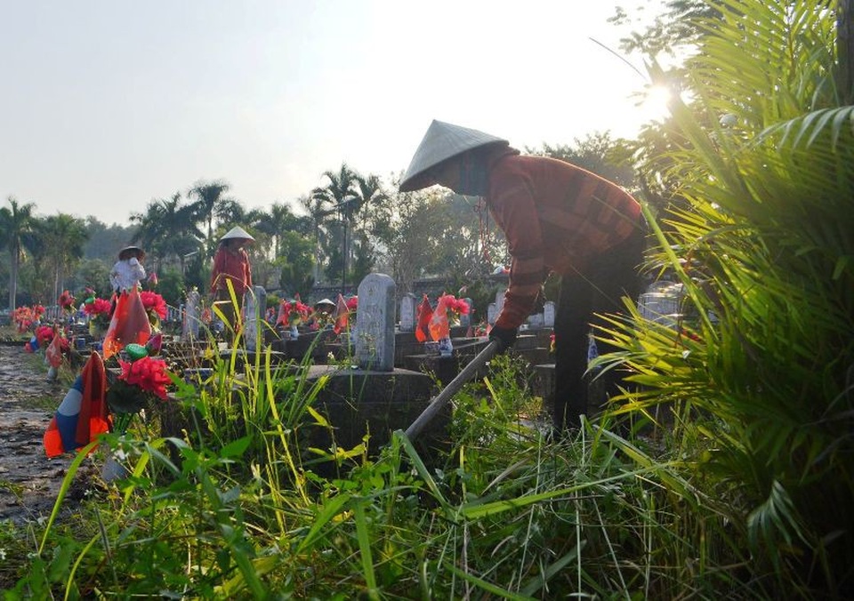 Những người quản trang thầm lặng - 3 Cuốc cỏ dại xung quanh nghĩa trang.